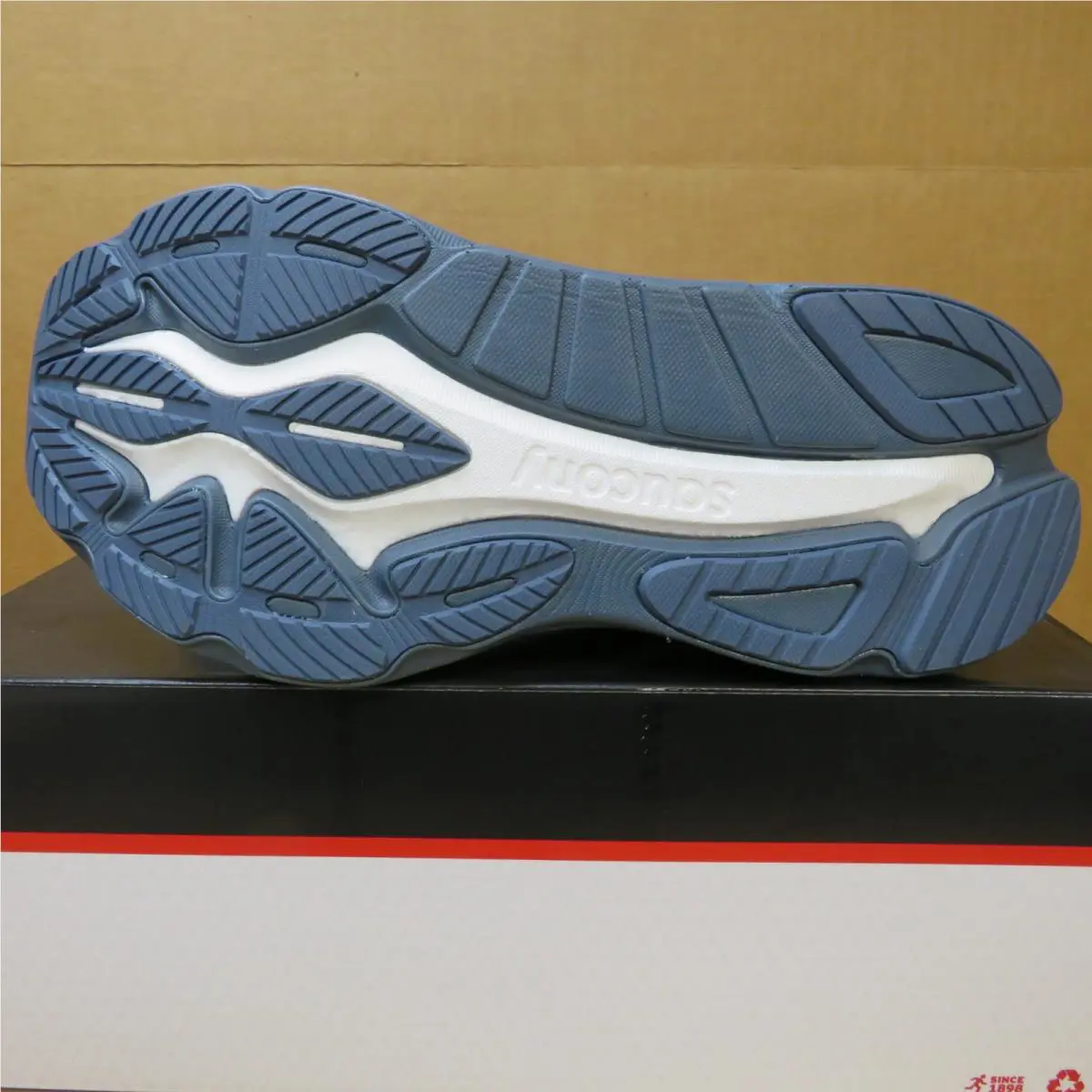Saucony shoes - Hurricane v24 - Hurricane - Mostly White 9