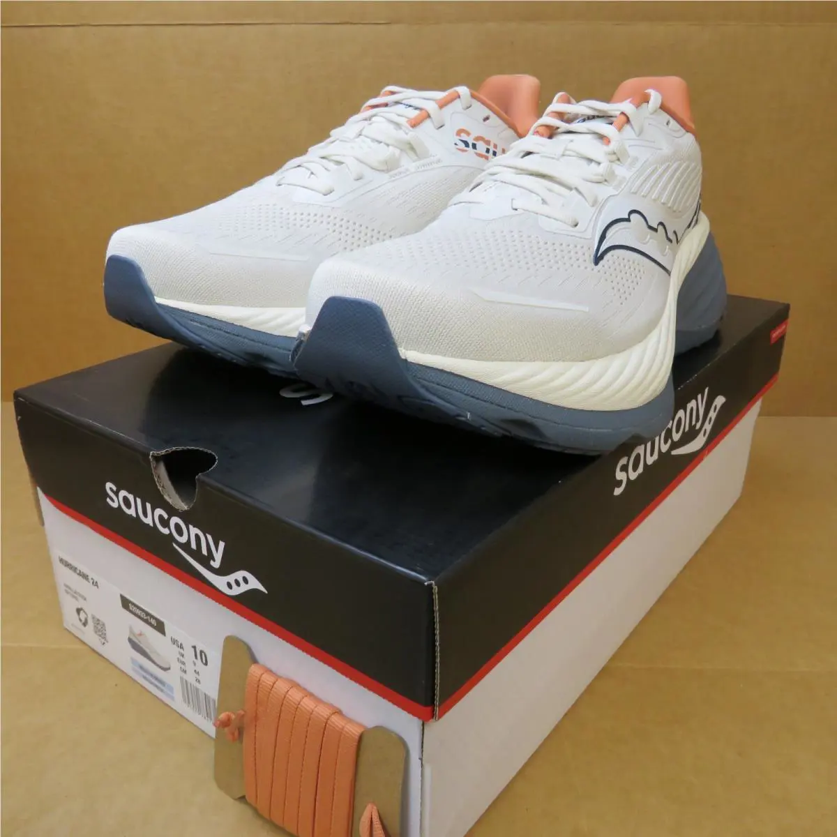 Saucony shoes - Hurricane v24 - Hurricane - Mostly White 2