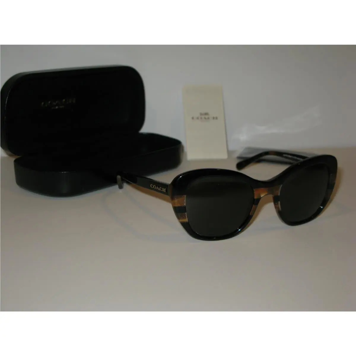 Coach Women`s Sunglasses with Case and Cloth. HC8204F L1643