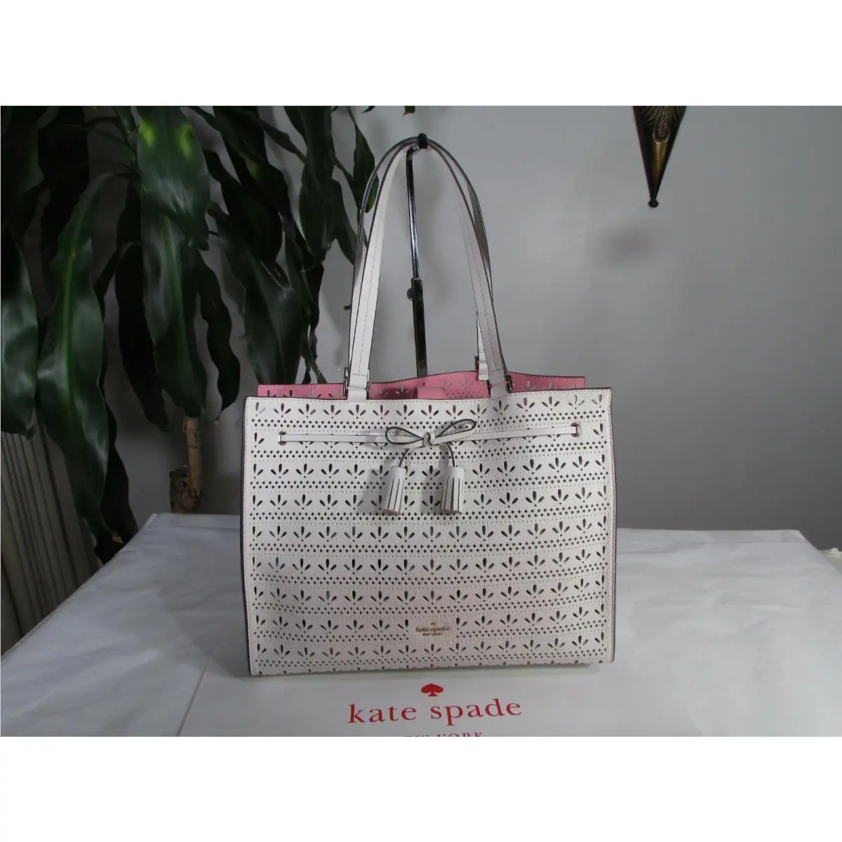New Reticket Kate Spade Leather Hayes Perf Tote Bright White / Bright Carnation