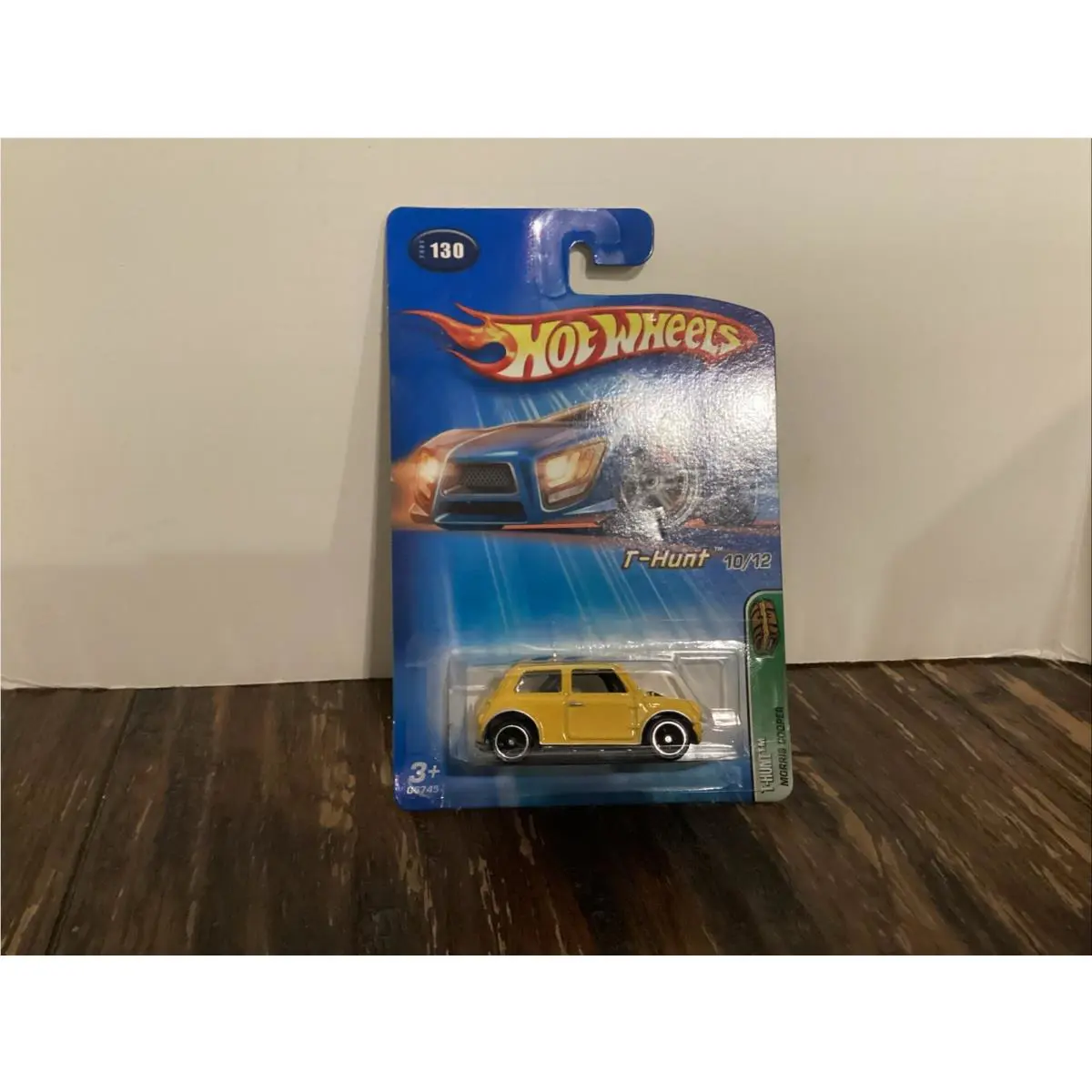 2005 Hot Wheels Treasure Hunt 10/12 Morris Mini Cooper Yellow with Real Riders