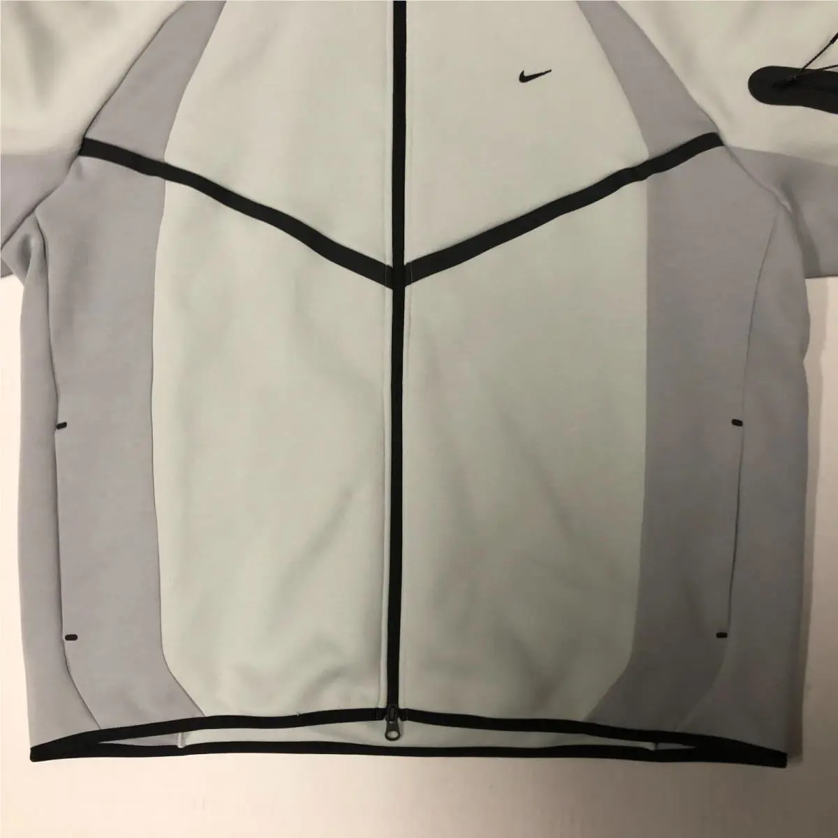 Nike clothing - Lt Silver/Lt Smoke Grey-Black (UPC: 198484427564) 2
