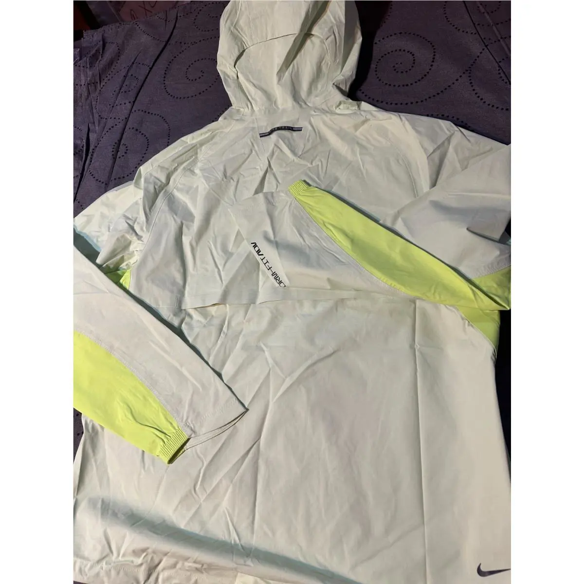 Nike clothing - L. GREEN + VOLT 4