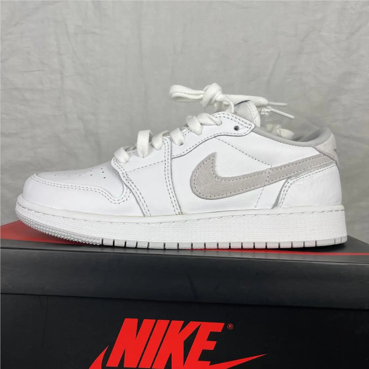 Nike shoes - Air Jordan 1 - Air - White 2