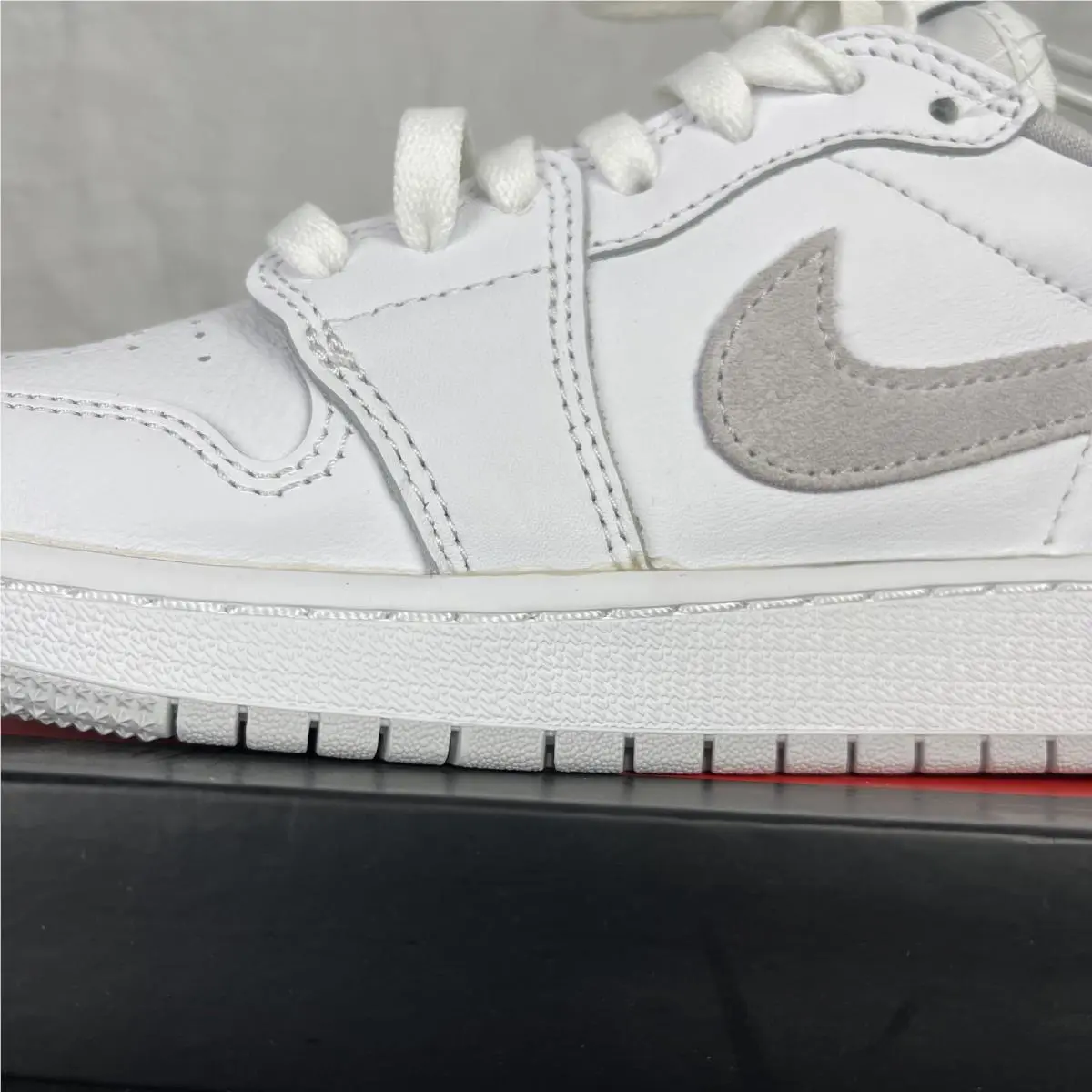 Nike shoes - Air Jordan 1 - Air - White 3