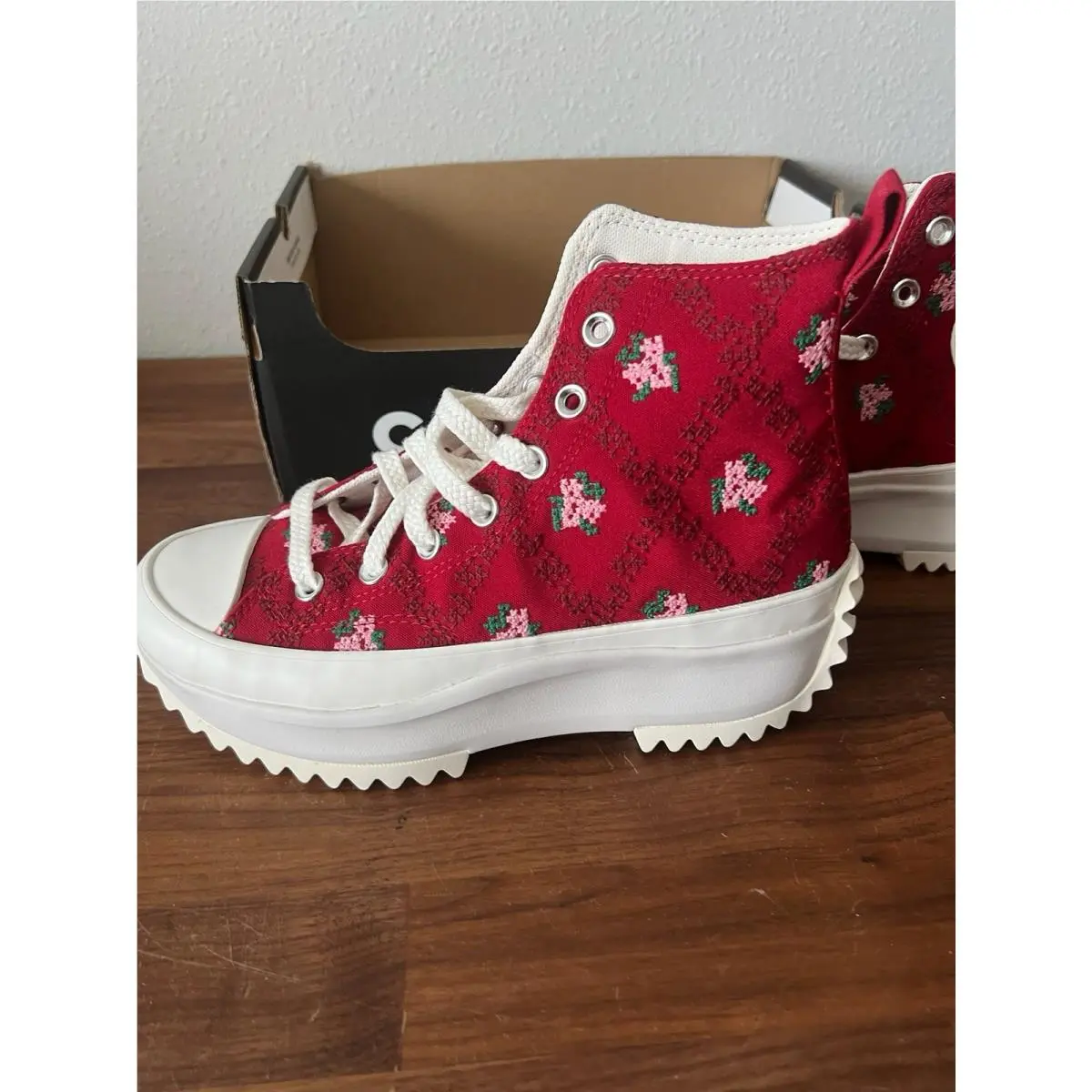 Converse Run Star Hike Hi Platform Size 7.5 Cross Stitch Roses Days Ahead Red