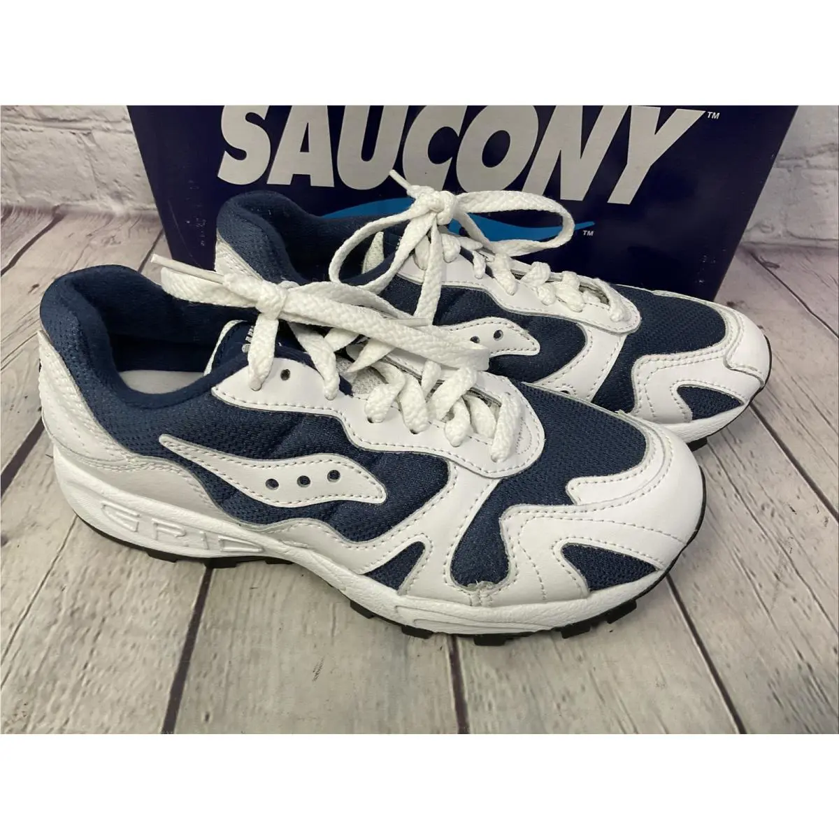 Saucony shoes - White 4