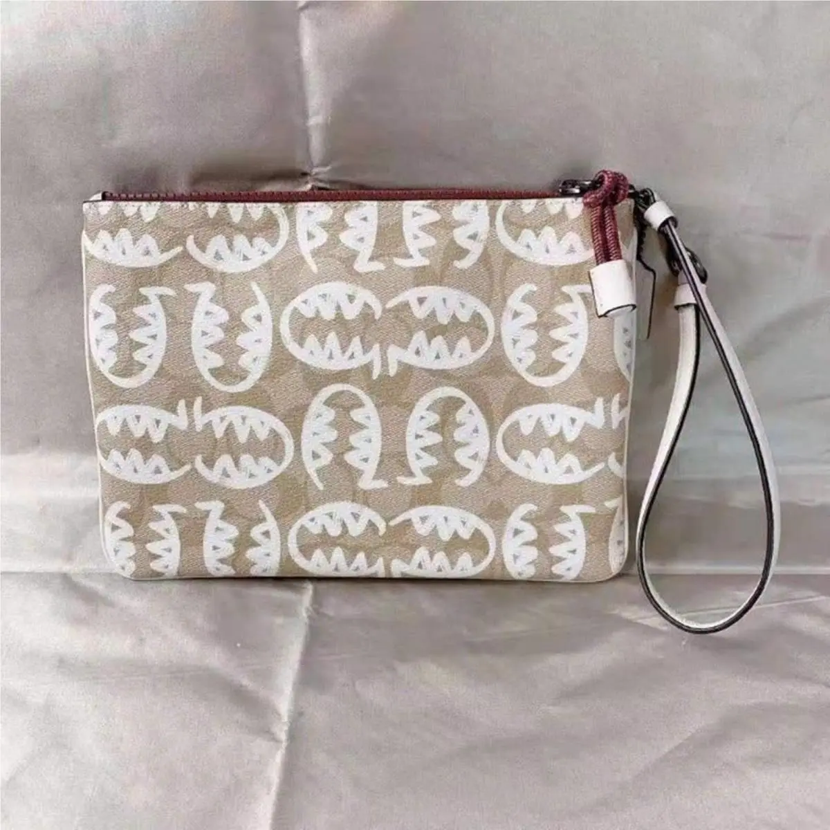 Coach 2656 Vale Gallery Pouch In Signature Canvas In Light Khaki/chalk Multi