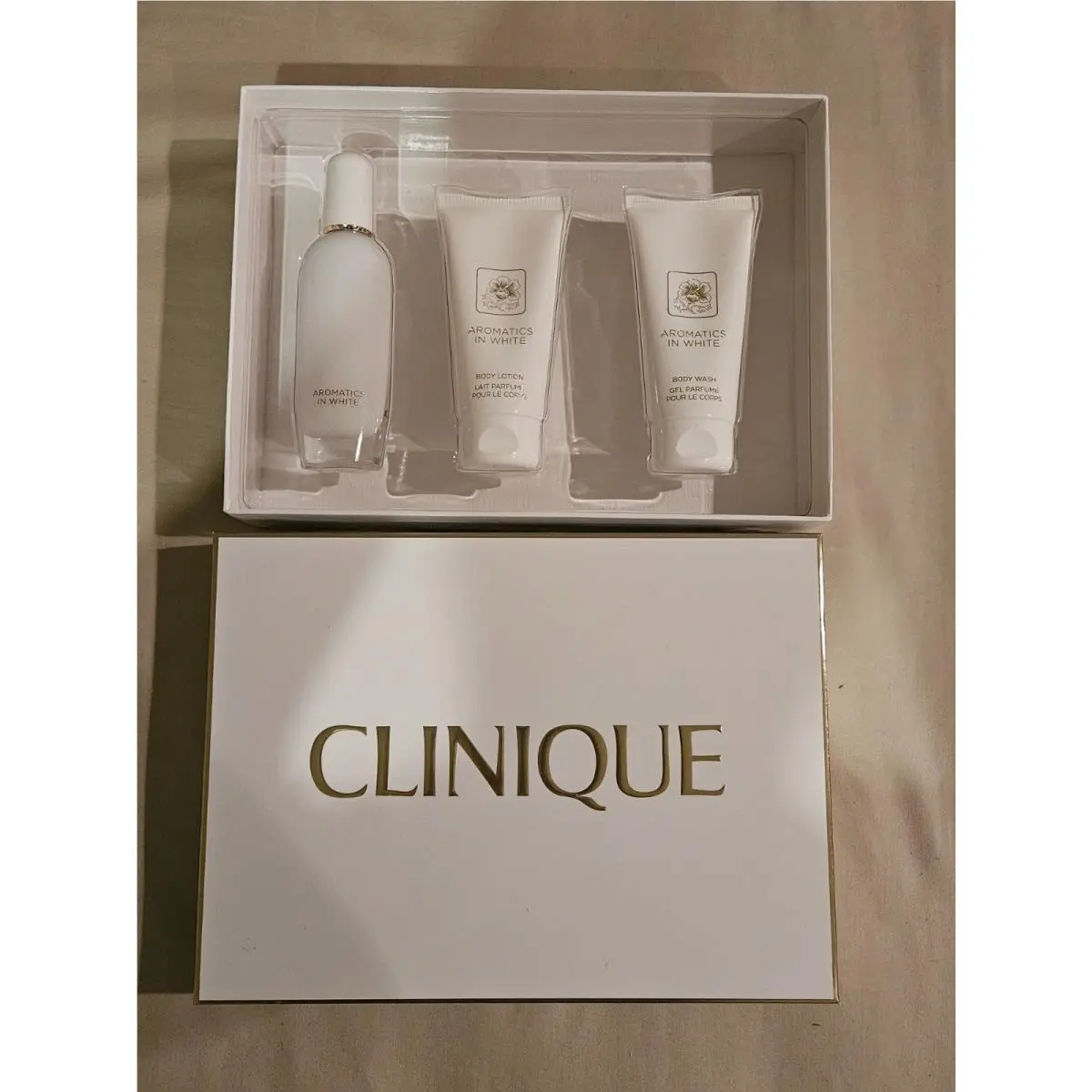 Clinique Aromatics in White Essentials 3 Pcs Set Edp/body Lotion/body Wash