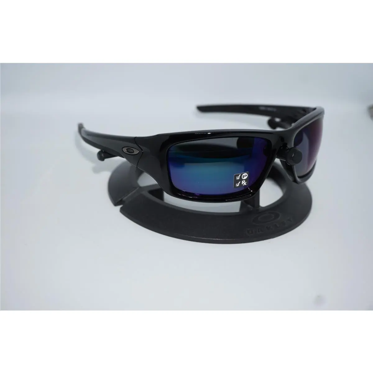 Valve Polished Black Deep Blue Iridium Polarized OO9236-12 by Oakley