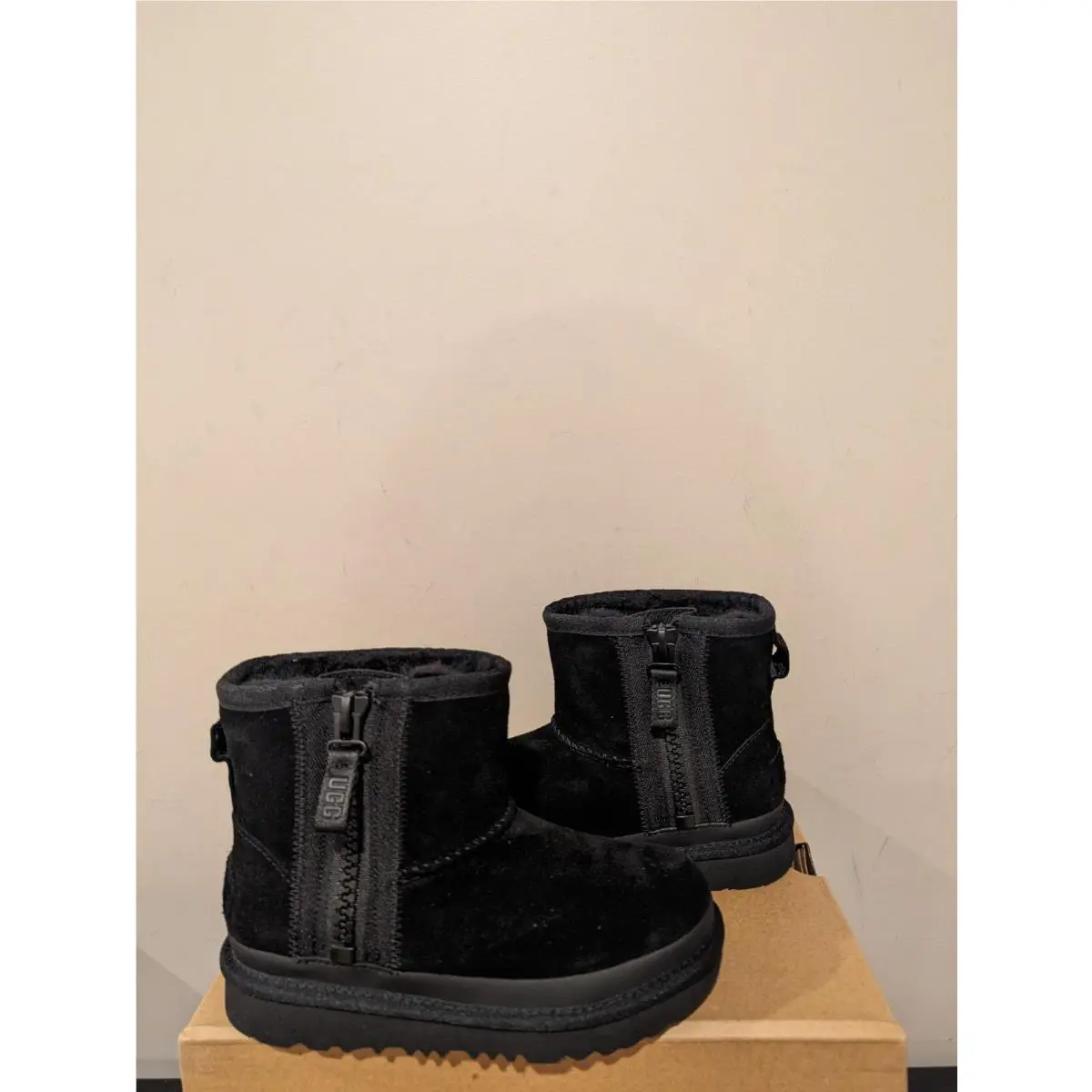 UGG shoes - Blacks (UPC: 888855106159) 1