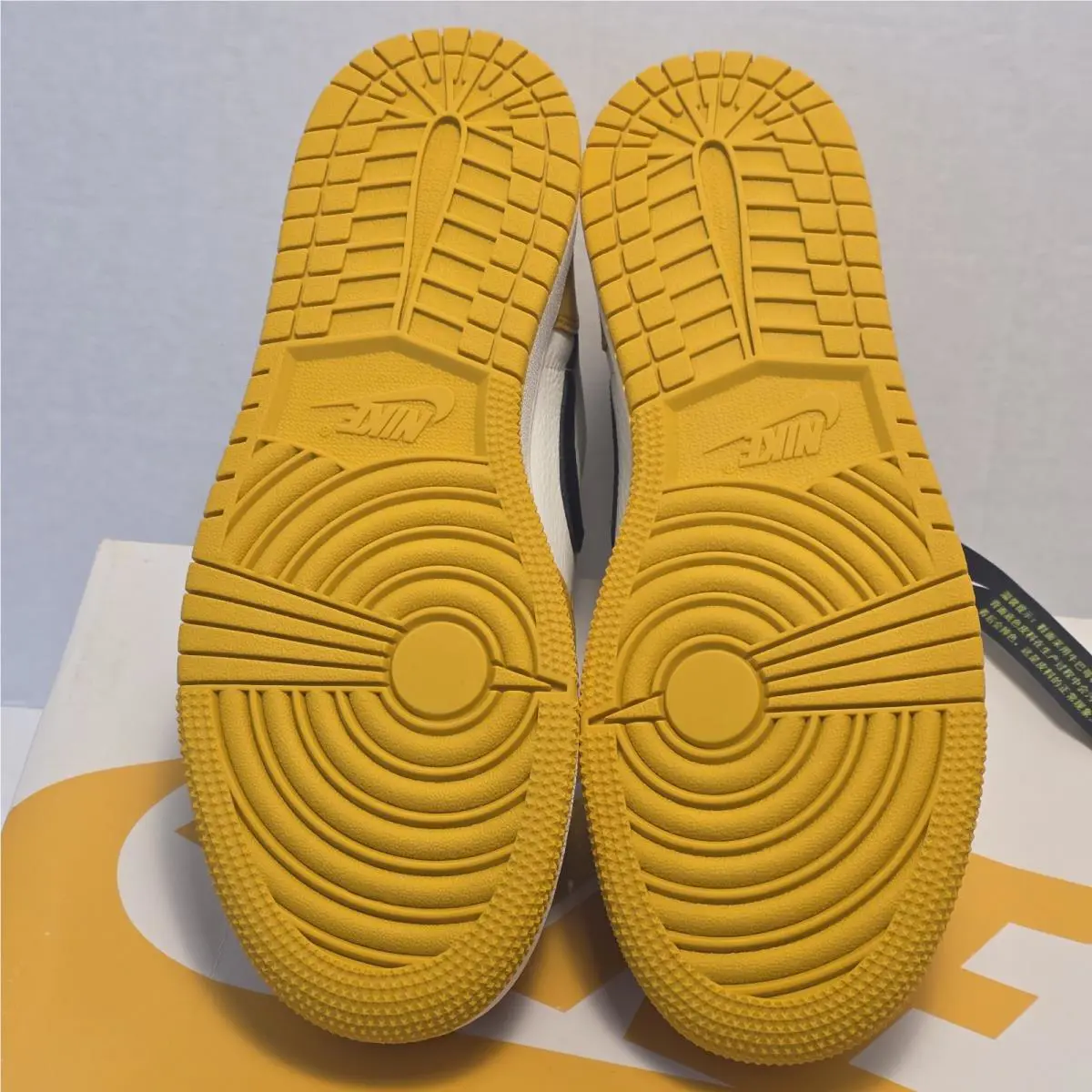 Nike shoes - Air Jordan 1 - Air - Yellow 3