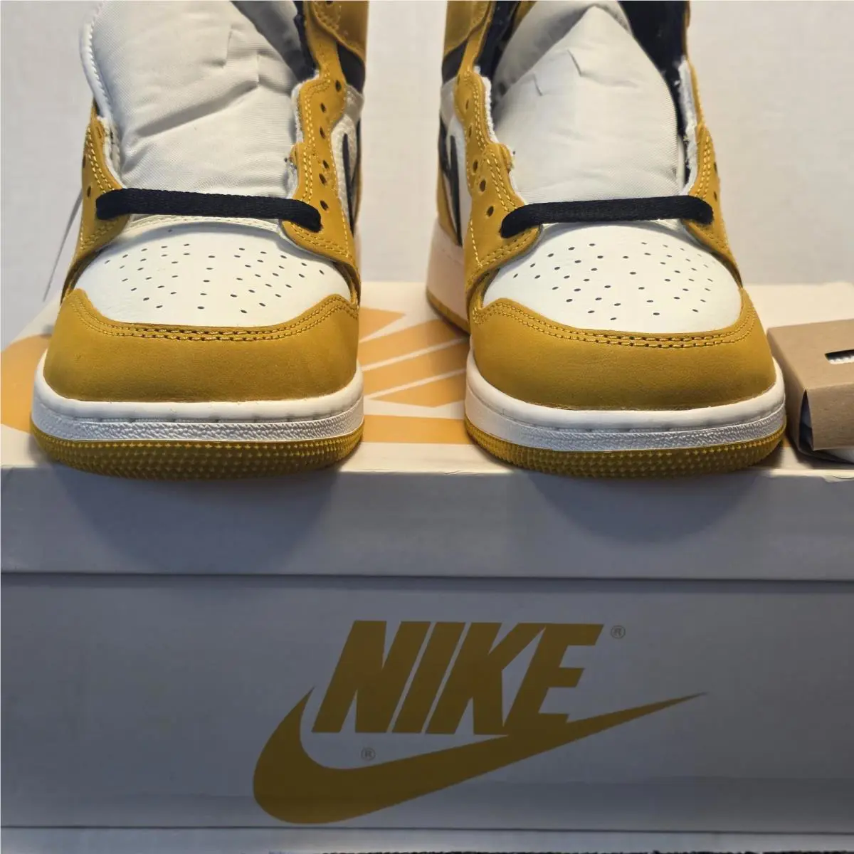 Nike shoes - Air Jordan 1 - Air - Yellow 4