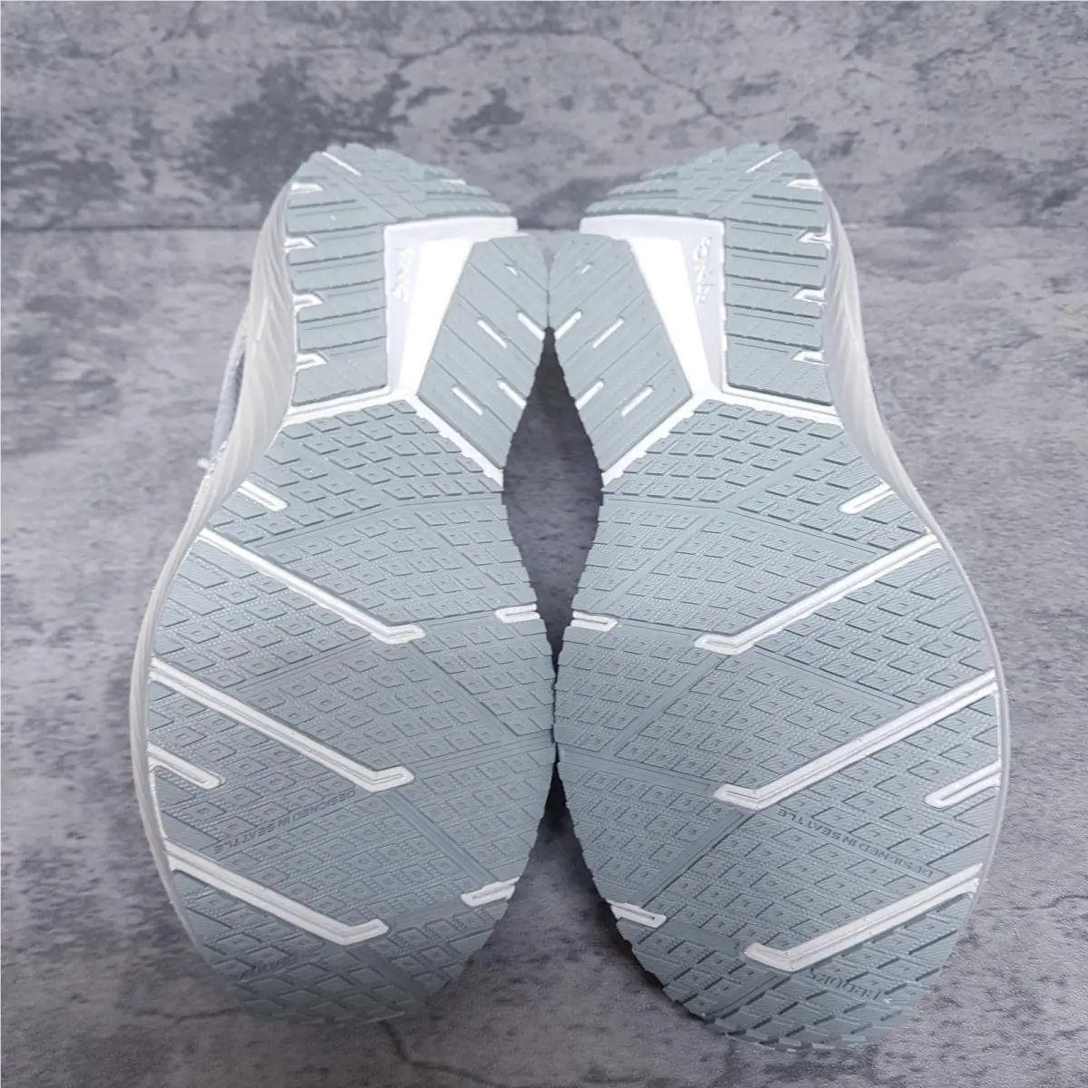 Brooks shoes - Brooks Revel 7 - Revel - 120424-1B-036 - Gray 3