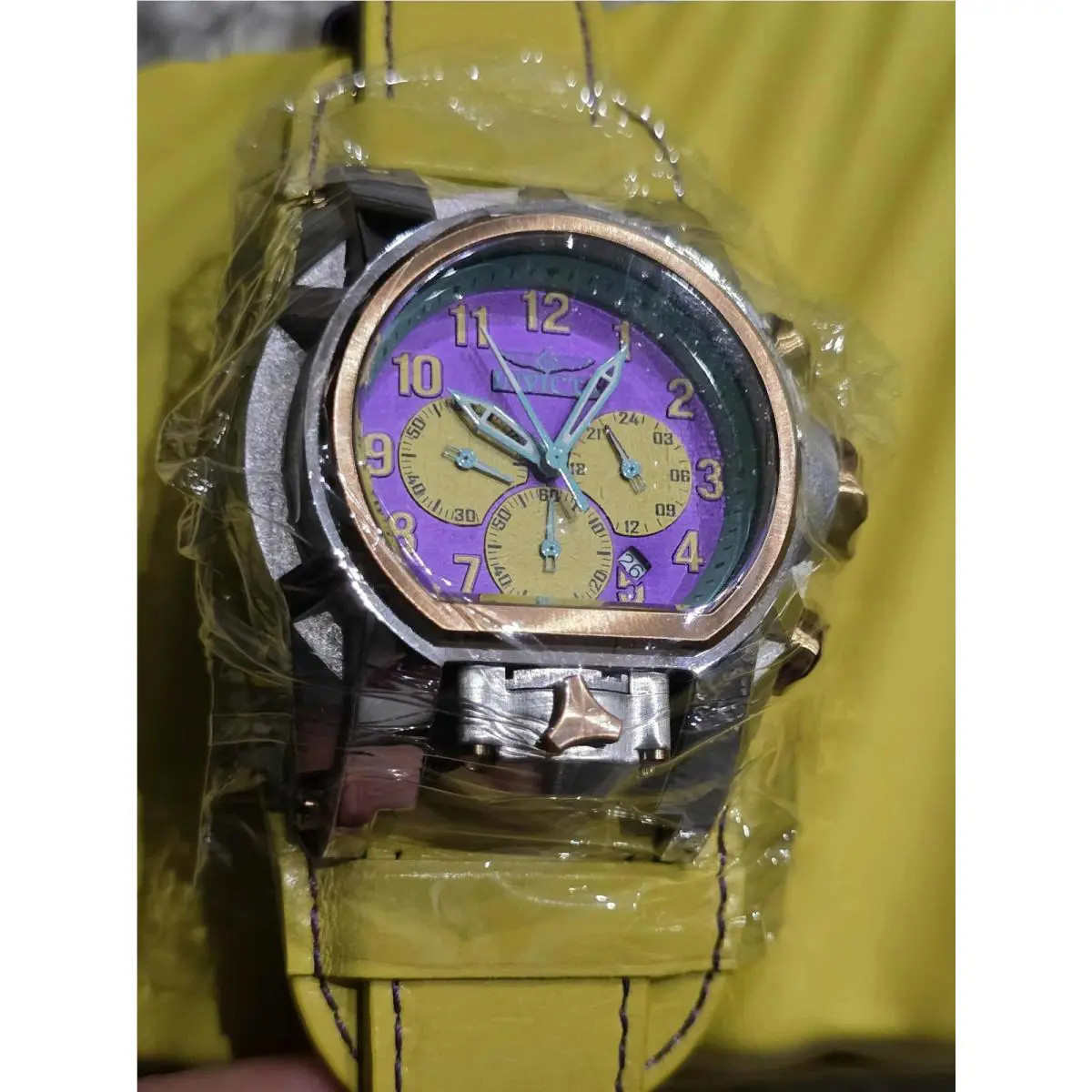 Invicta Bolt Zeus Magnum Men Model 37250 Men`s Watch Quartz