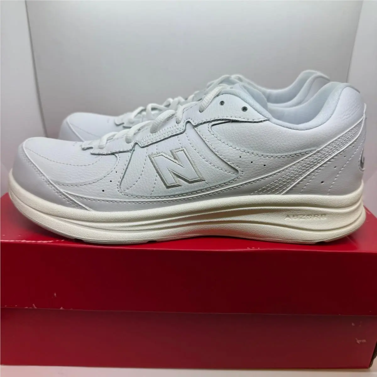 New Balance 577v1 Athletic Walking Sneakers Men`s US 9.5B White Lace-up MW577WT