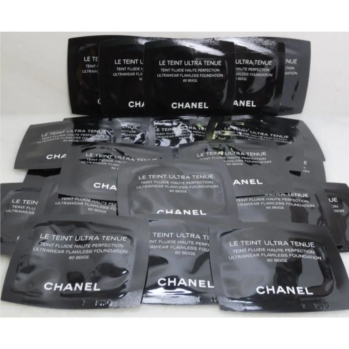 25 x Chanel LE Teint Ultra Tenue Ultrawear Flawless Foundation 60 Beige 0.03 OZ