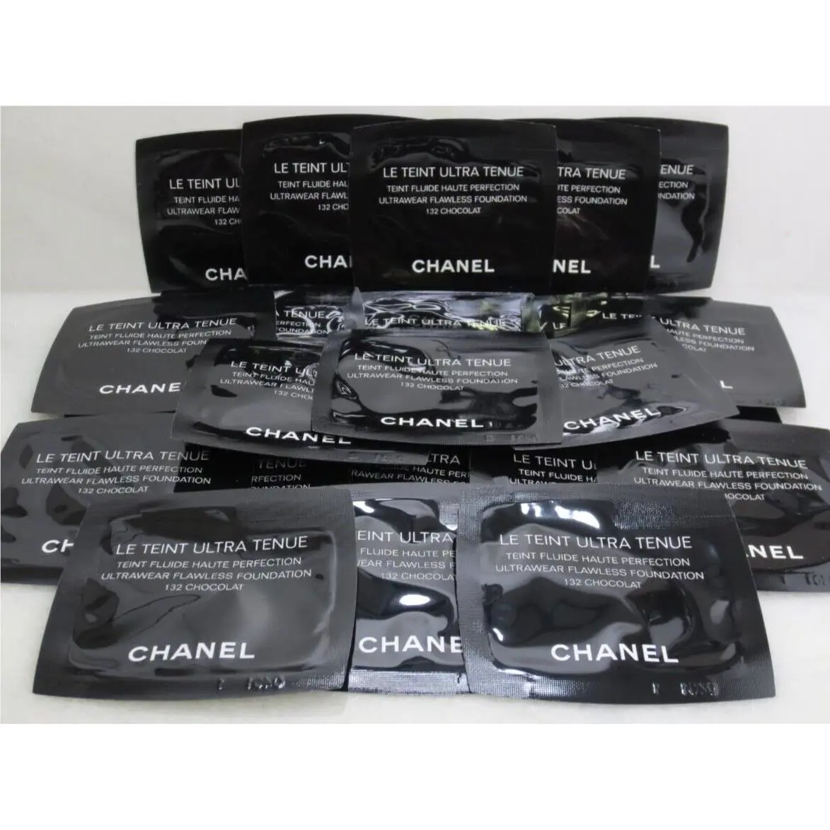 25 x Chanel LE Teint Ultra Tenue Ultrawear Flawless Foundation 132 Chocolat