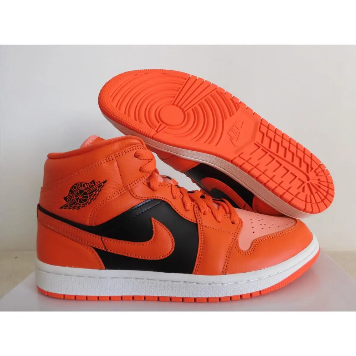 Nike shoes - Air Jordan 1 Mid SE - DM3381-600 - Orange 23