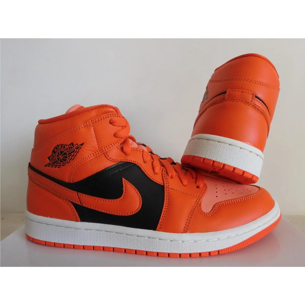 Nike shoes - Air Jordan 1 Mid SE - DM3381-600 - Orange 25