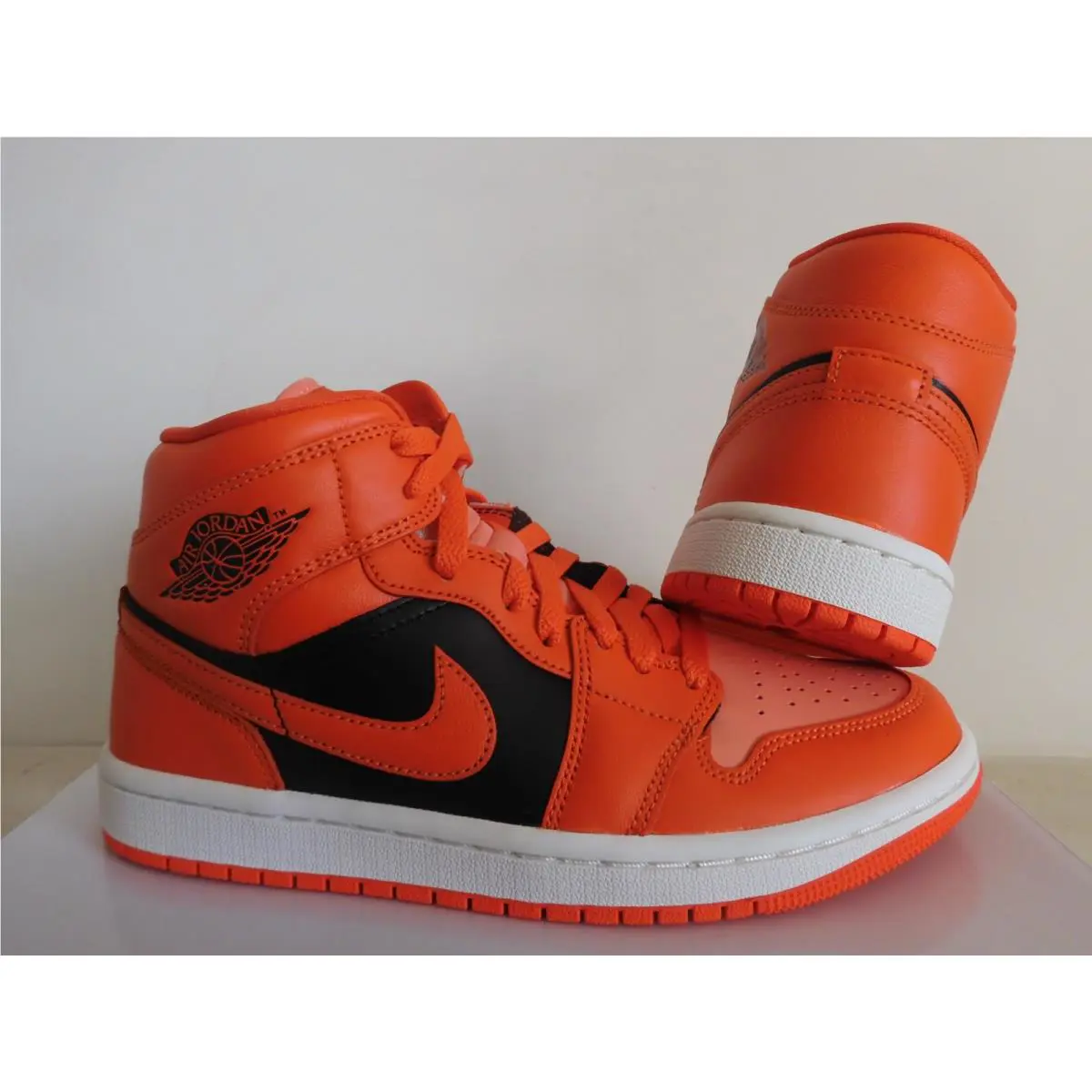Nike shoes - Air Jordan 1 Mid SE - DM3381-600 - Orange 1