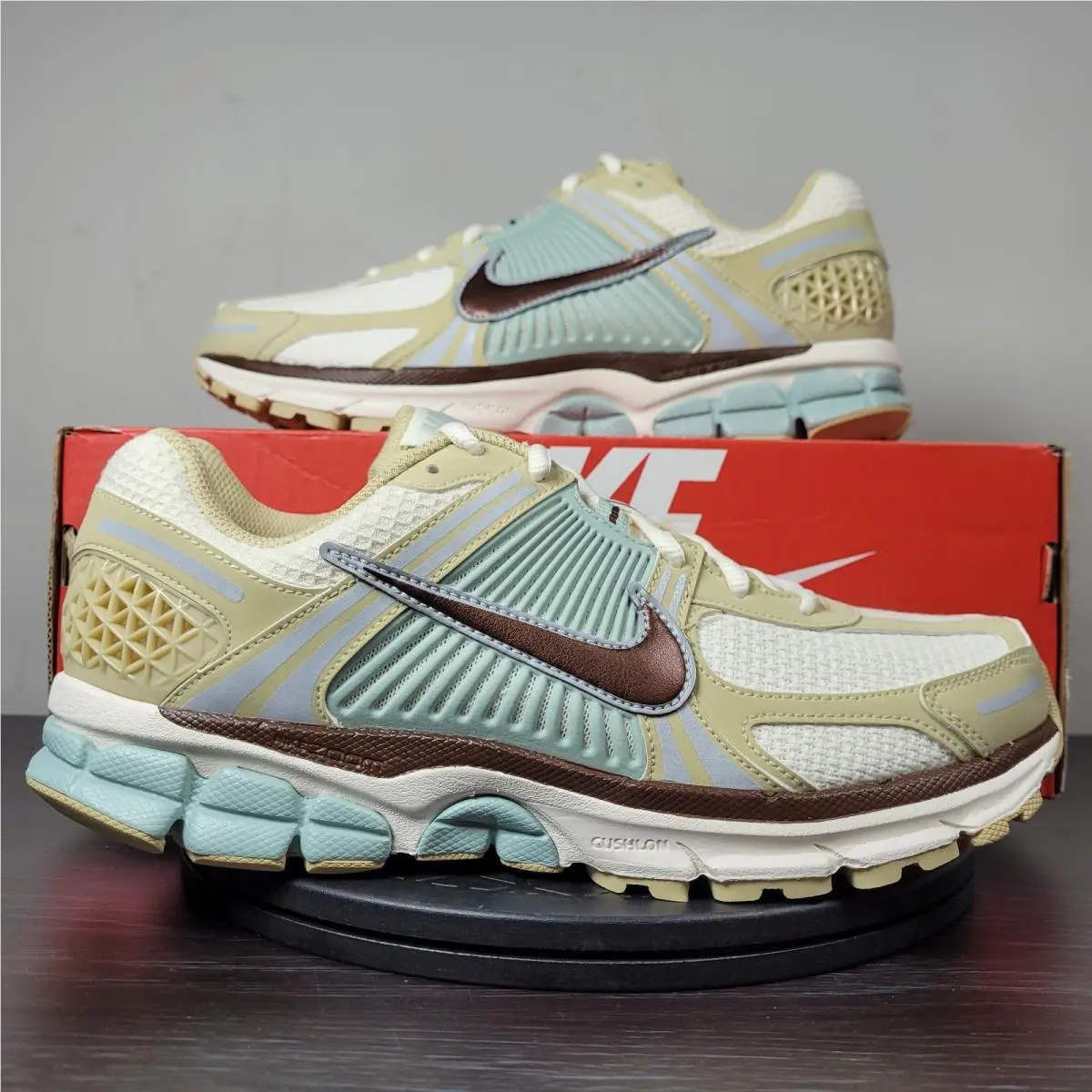 Nike Zoom Vomero 5 SE Running Shoes Team Gold Brown IB2987 700 Men`s Sz 11.5 - Beige