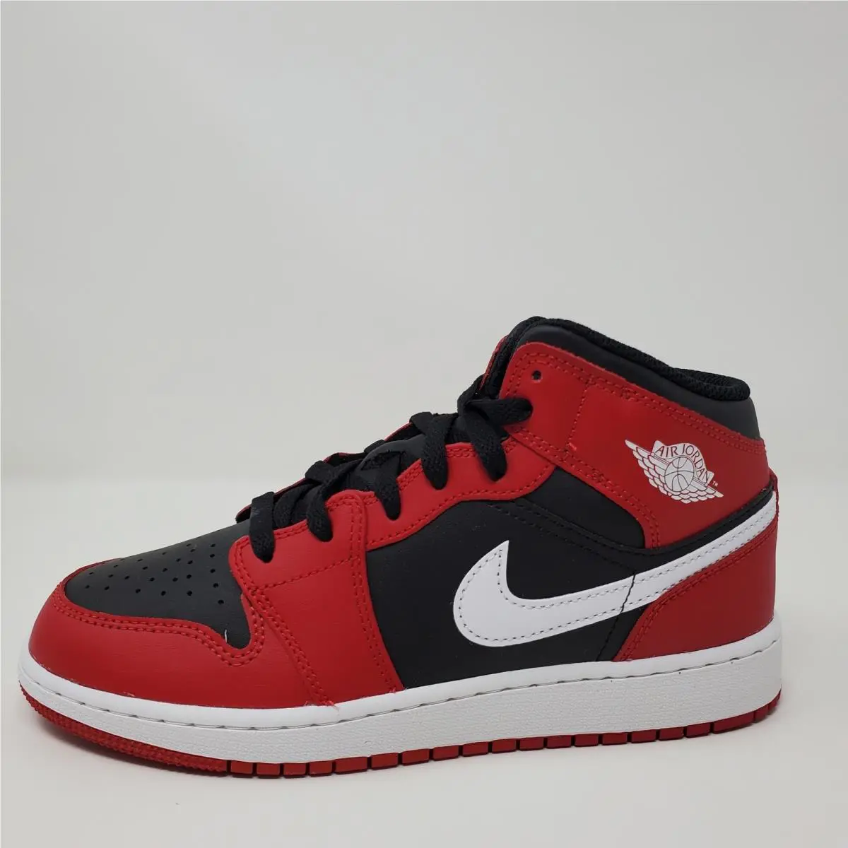 Nike shoes - Nike Air Jordan 1 Mid GS - Red 3