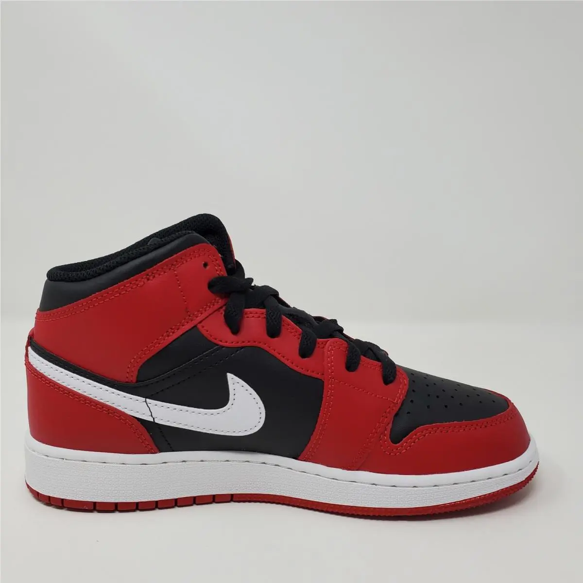Nike shoes - Nike Air Jordan 1 Mid GS - Red 4