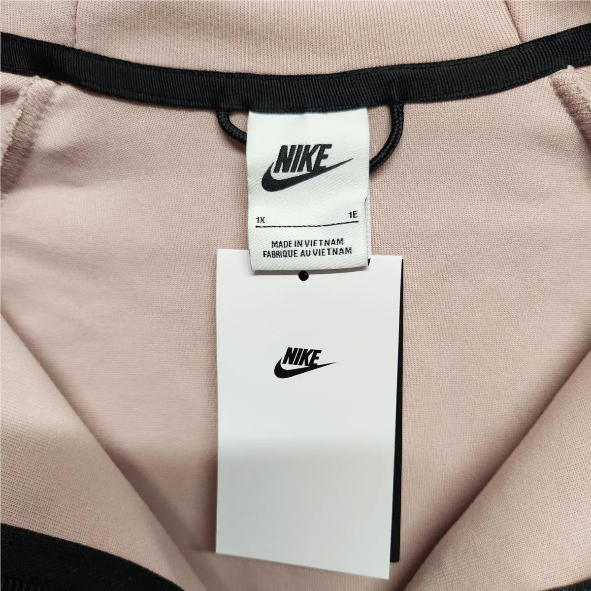 Nike clothing - Pink (UPC: 196149241548) 0