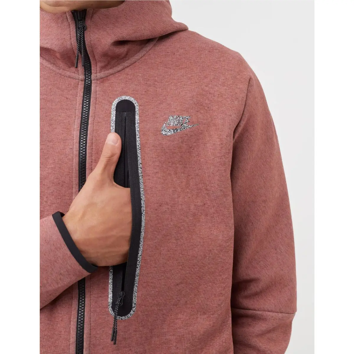 Nike clothing - Redstone 1