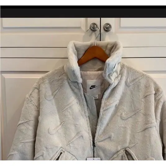 Nike clothing - Ivory (UPC: 0197598608609) 0