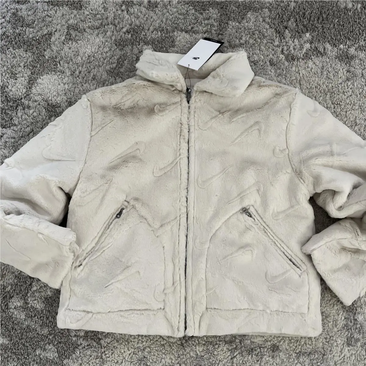 Nike clothing - Ivory (UPC: 0197598608609) 3