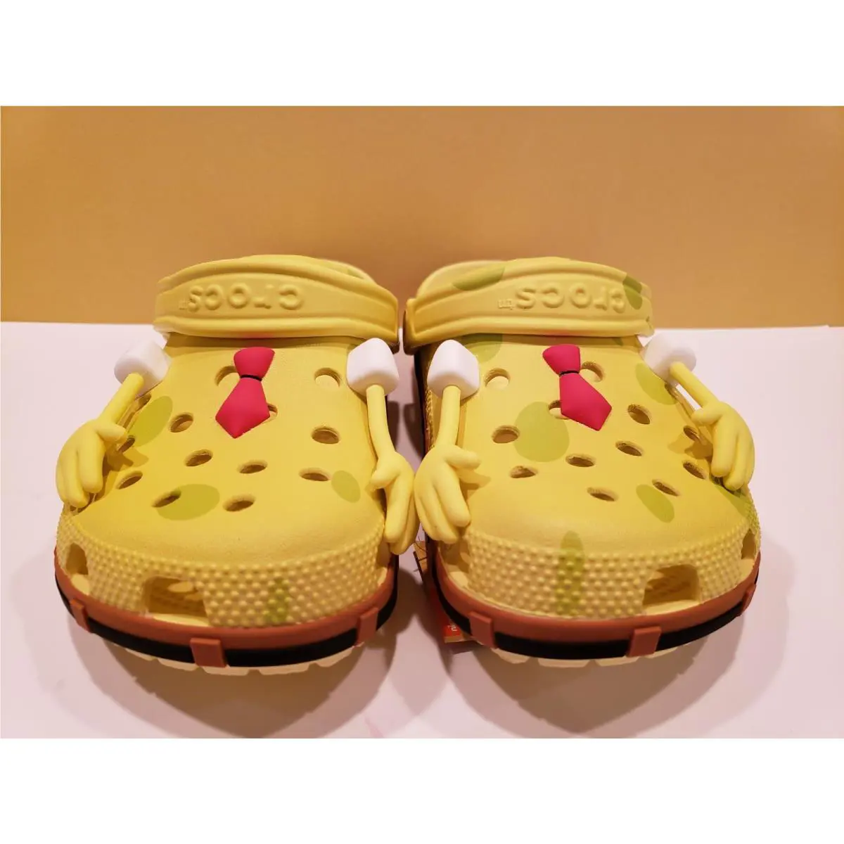 Crocs Limited Edition Spongebob Clogs Men`s 7 /women`s 9