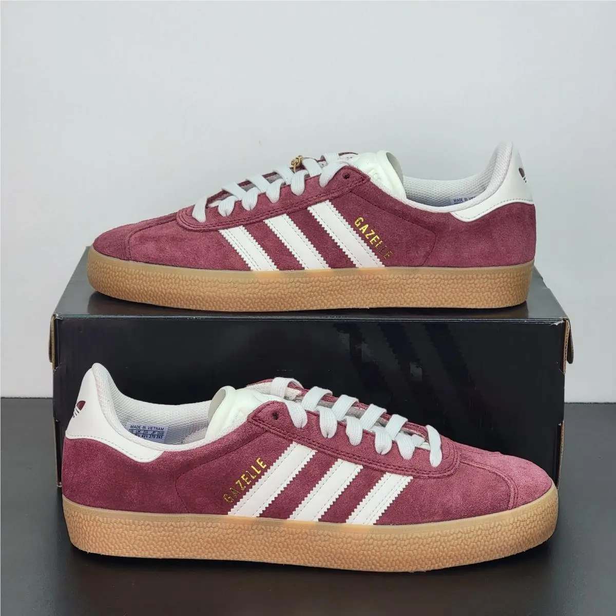 Adidas Gazelle Men`s Size 9 Athletic Shoes Red White Casual Footwear Sneakers