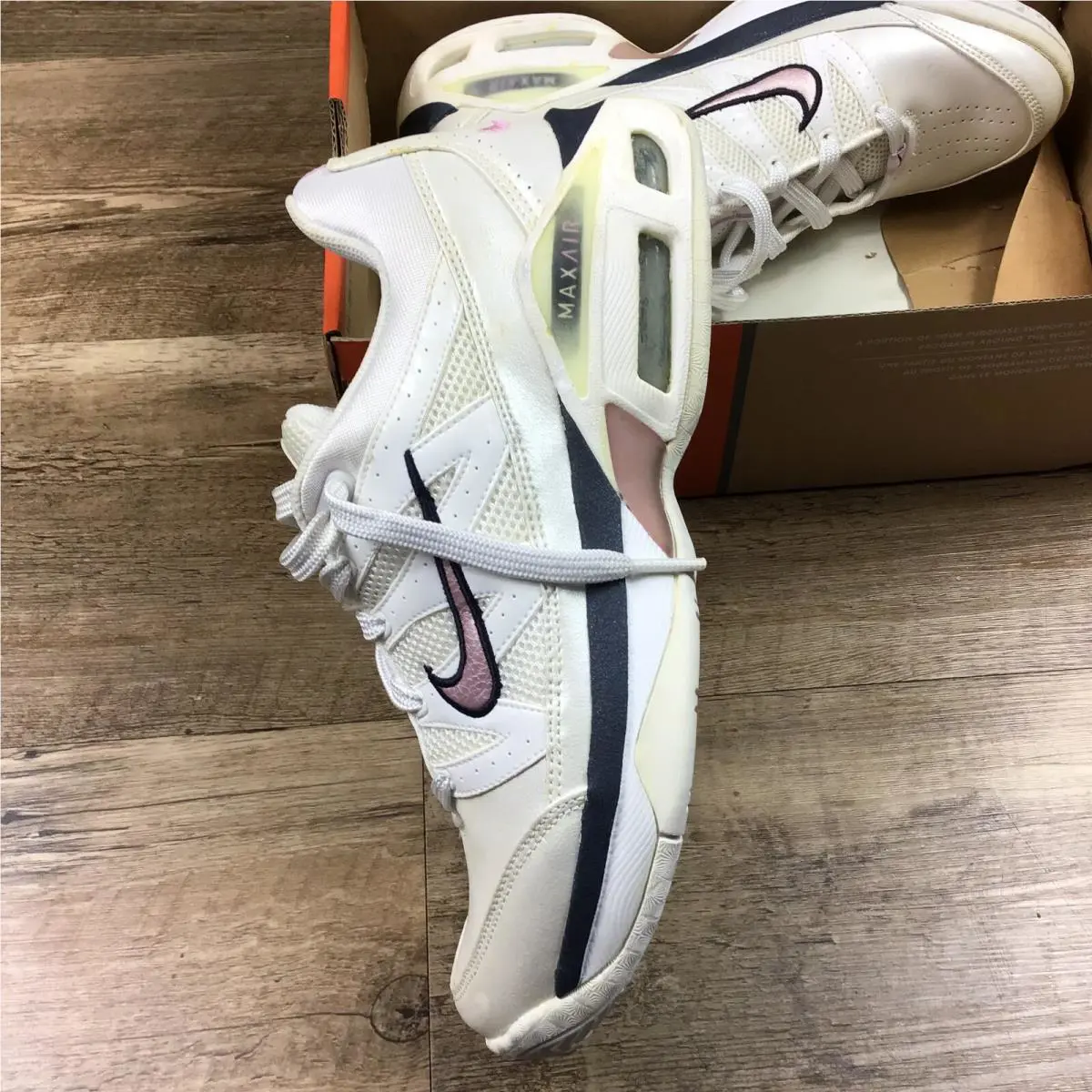 Nike shoes - White 3