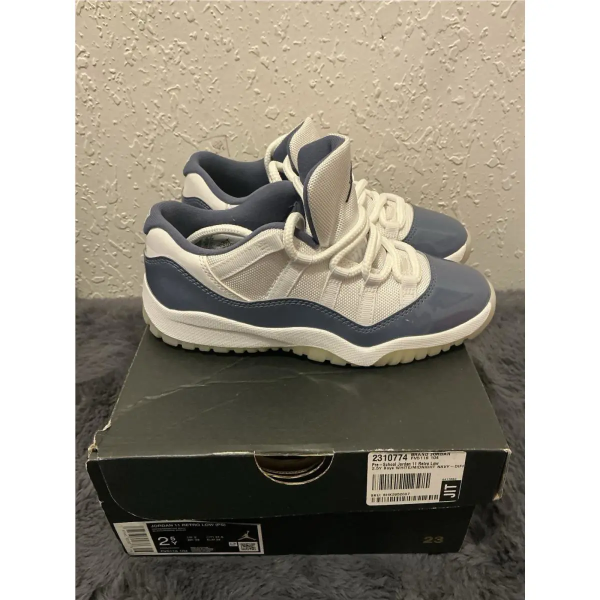 Nike shoes - Air Jordan 11 - Air - Blue 1