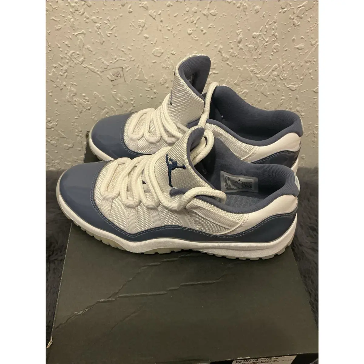 Nike shoes - Air Jordan 11 - Air - Blue 3