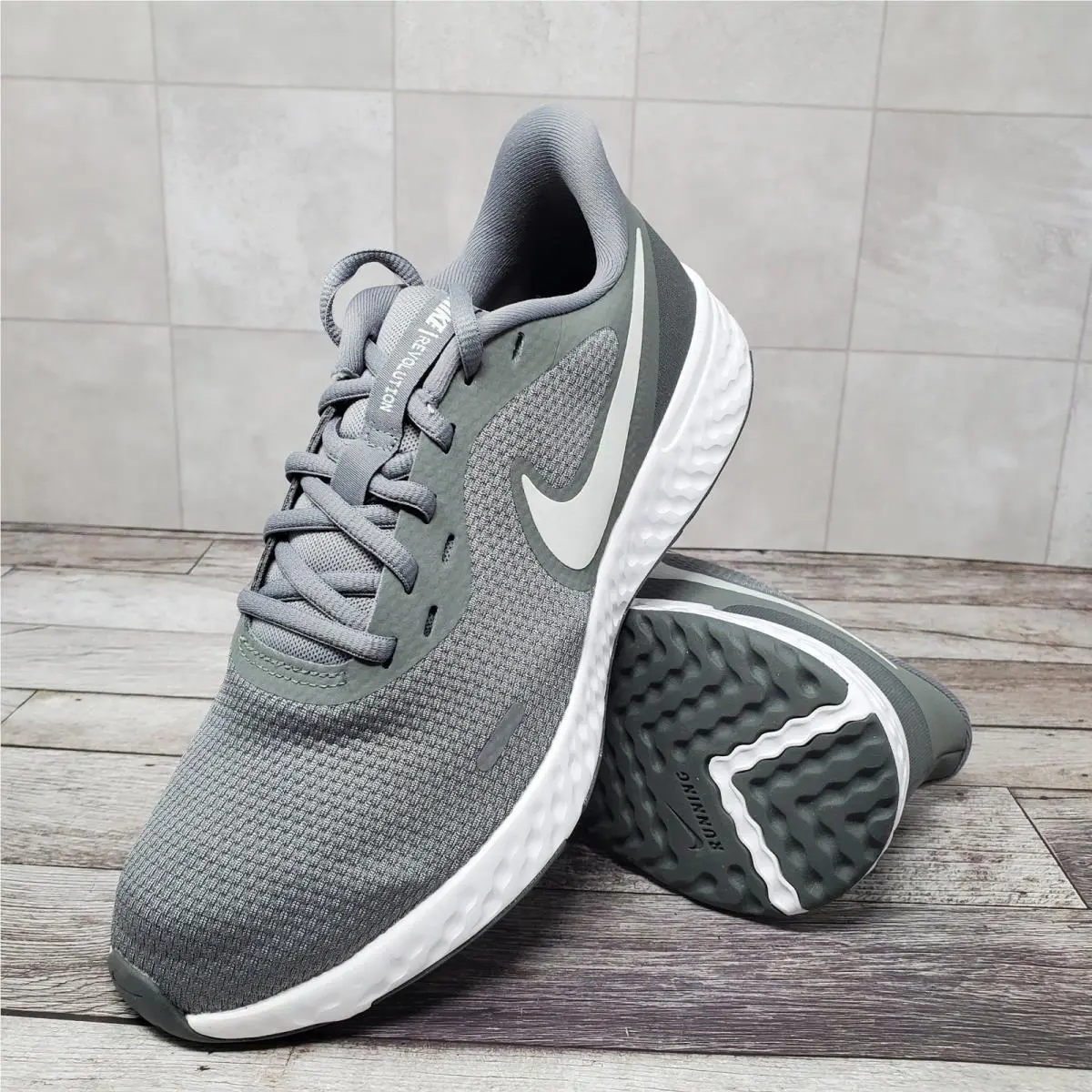 Nike Revolution 5 Running Shoes Women`s Size 8 Gray BQ3207-005