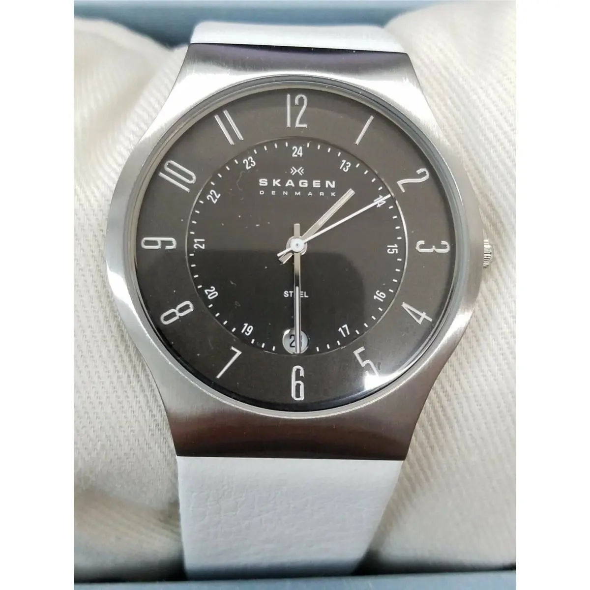 Skagen 233XXLSLW Charcoal Dial White Leather Strap Men`s Watch