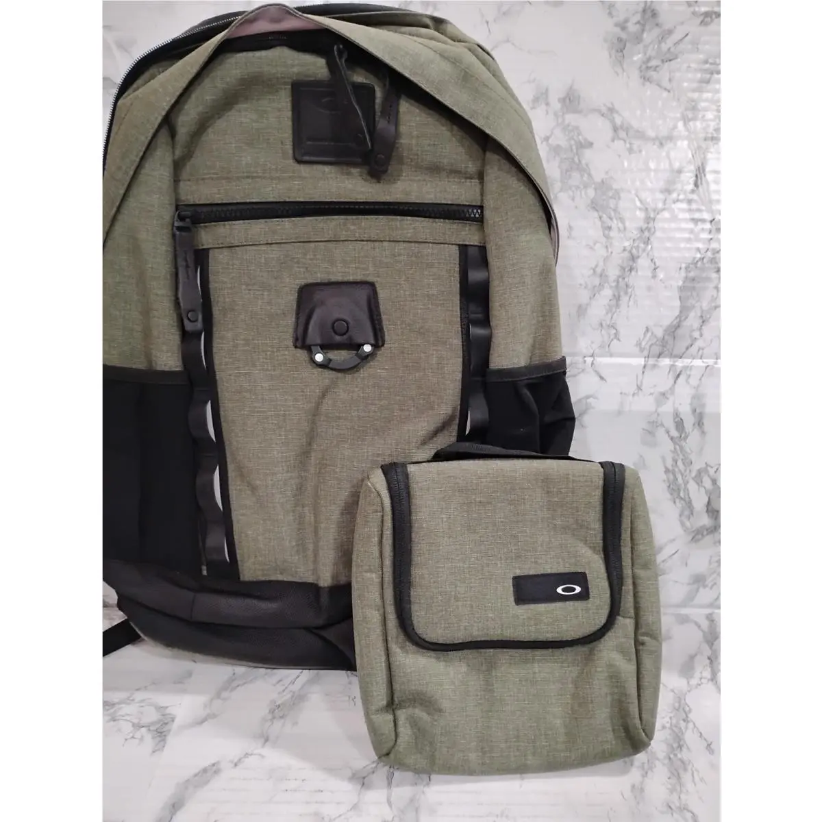 Oakley Voyage 2.0 22L Multipurpose Tech Backpack +bonus Tote Bag