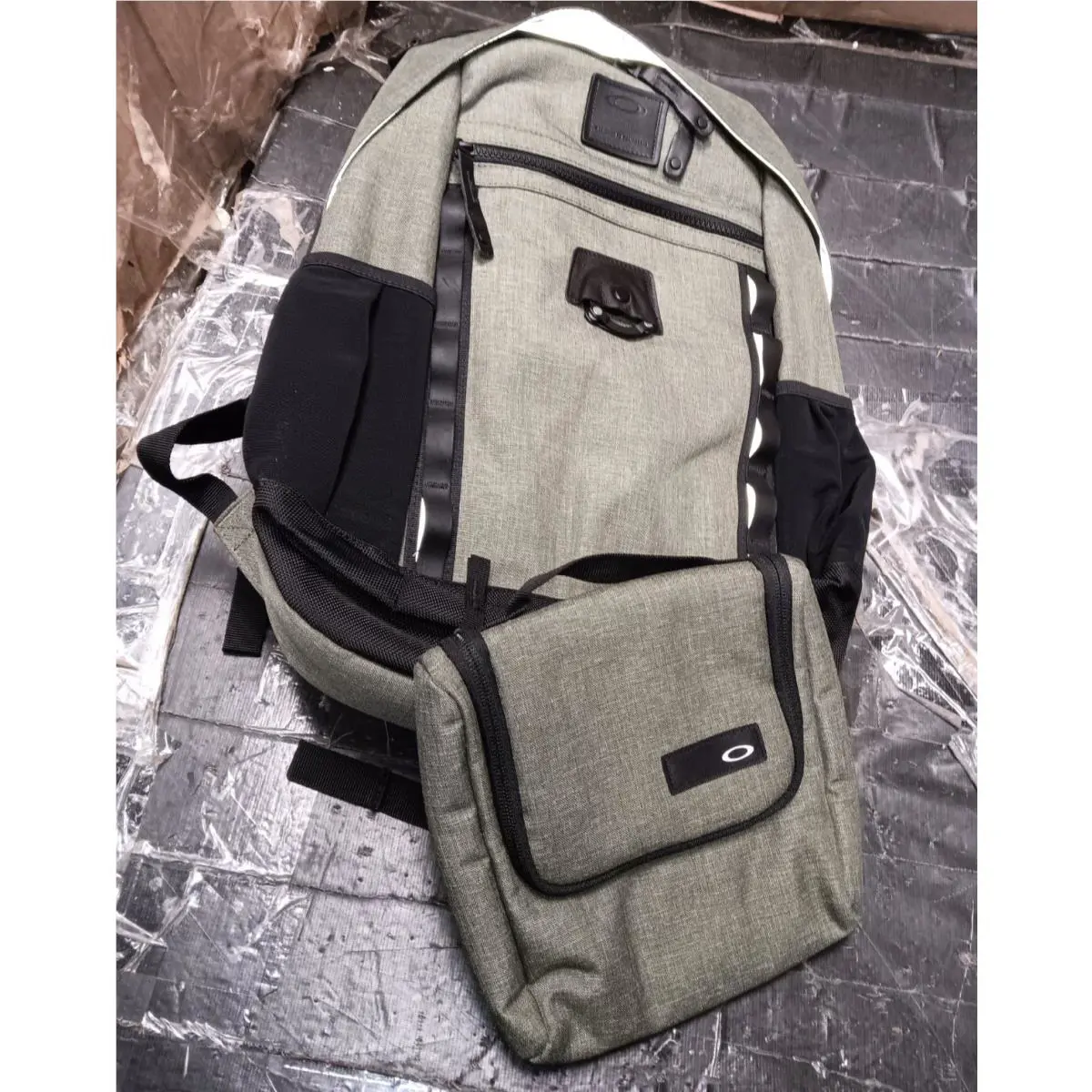 Oakley Voyage 2.0 22L Multipurpose Tech Backpack +bonus Tote Bag