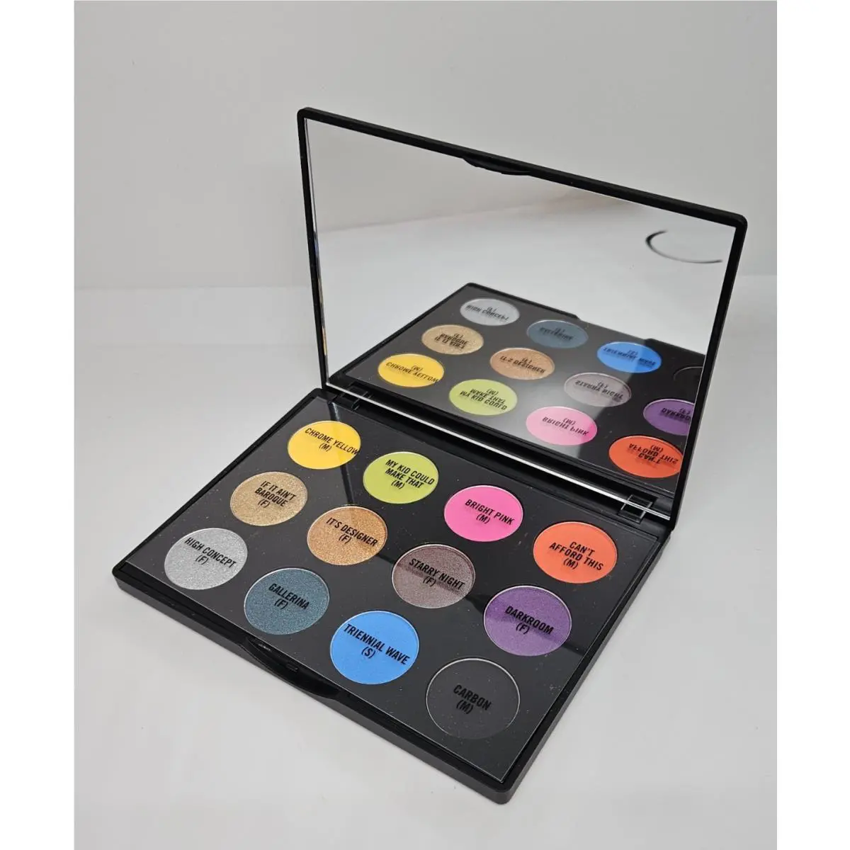 Mac Art Library Eyeshadow Palette Shade: It`s Designer