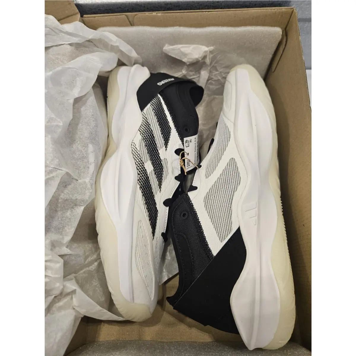 Adidas Men`s Adizero Select 2.0 Basketball Shoe Size 10.5 White Black