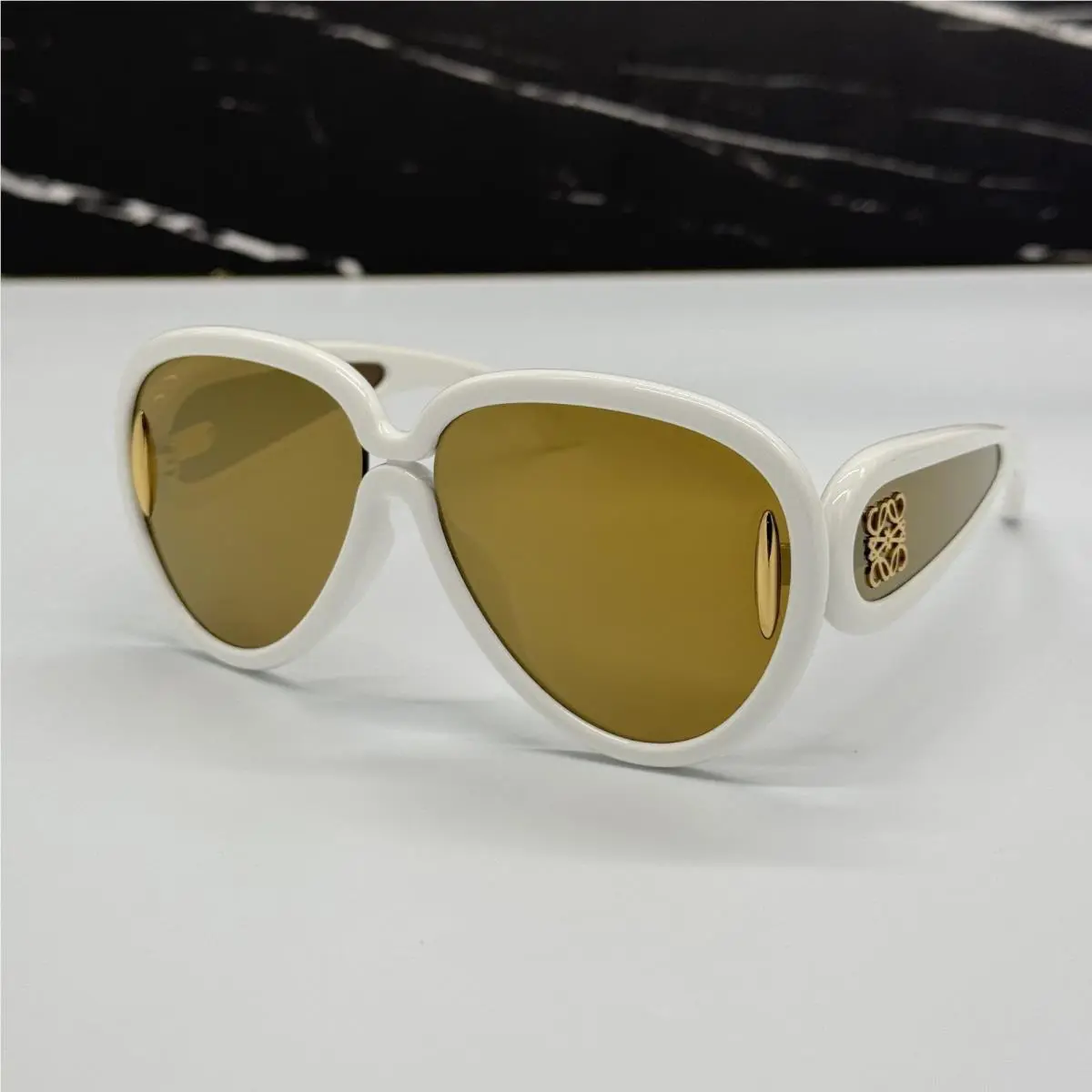 Loewe LW40132I 25G White/gold Unisex Sunglasses Loewe