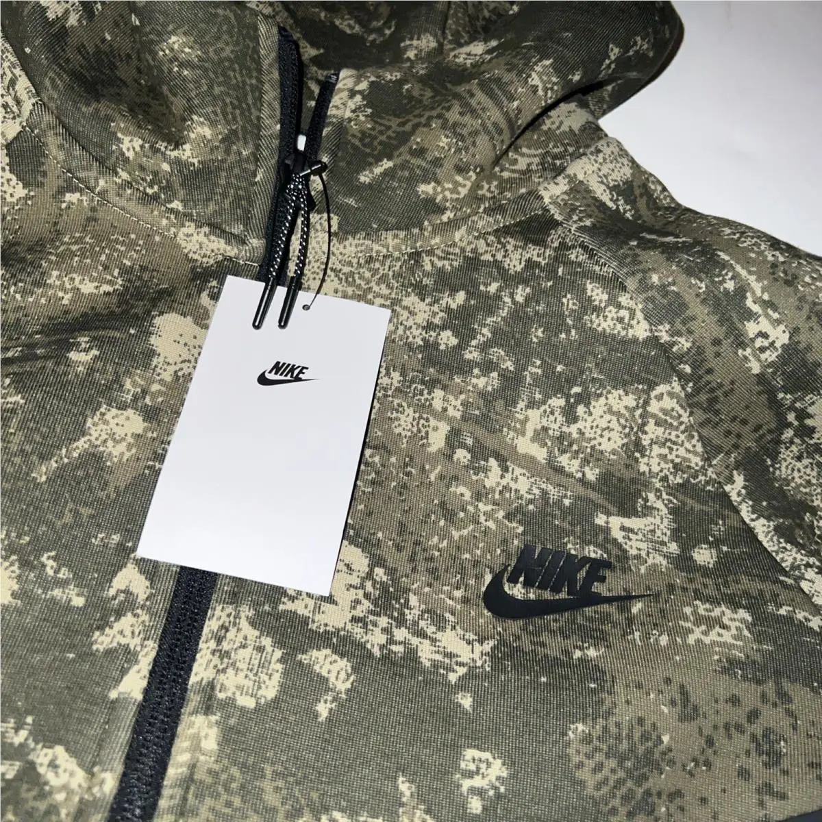 Nike clothing - Green (UPC: 197602907278) 0