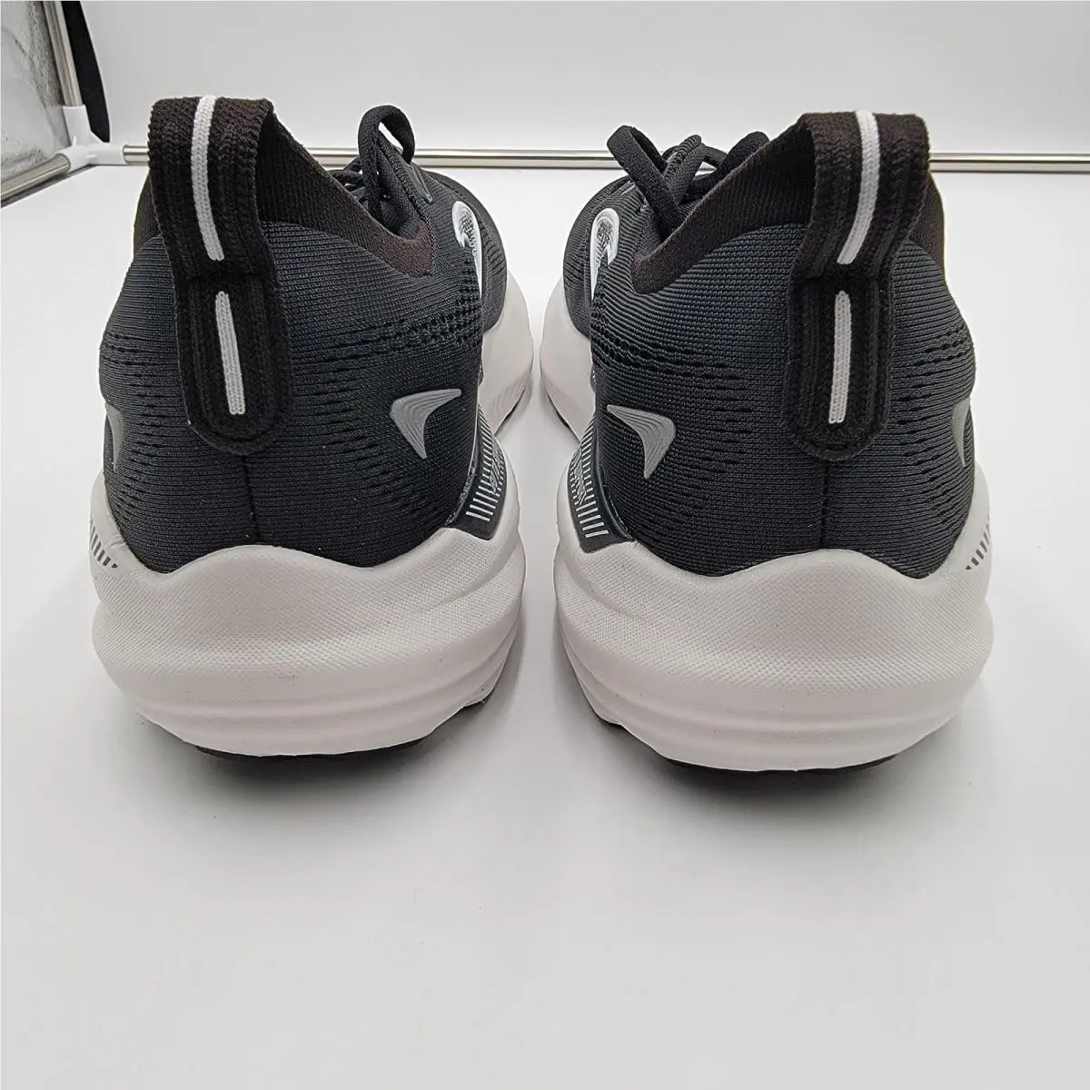 Brooks shoes - Black 4