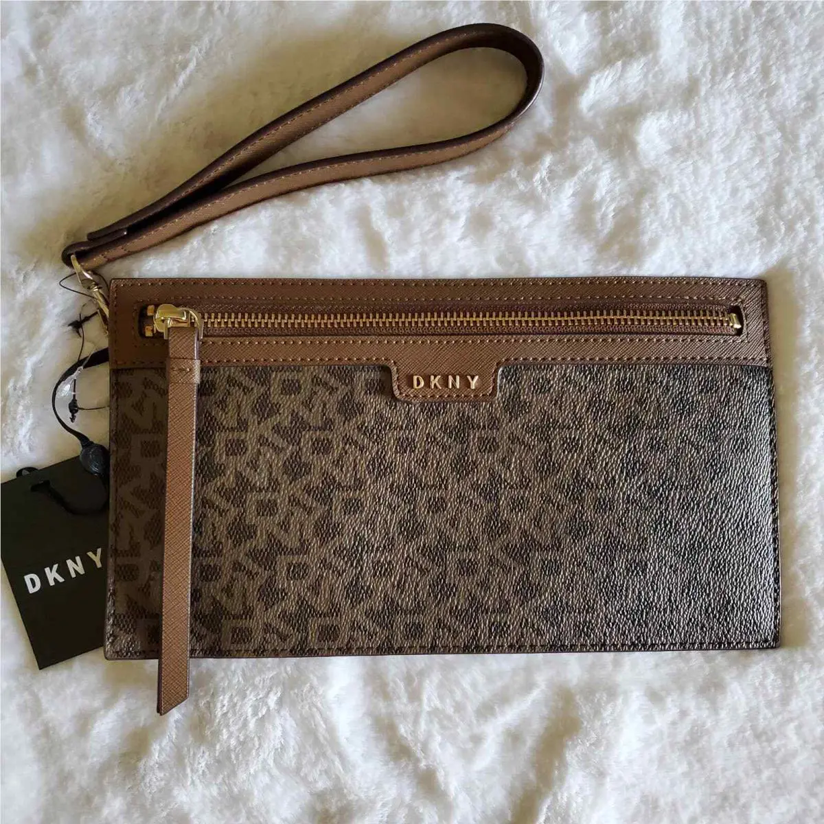 Dkny Vela Lg Wristlet