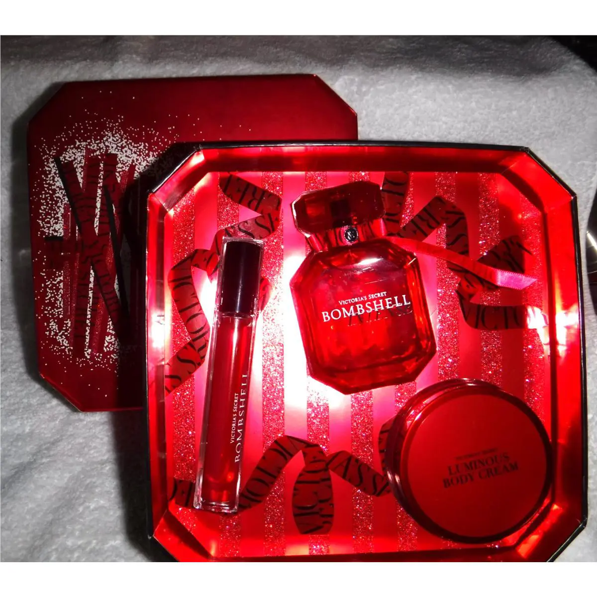 Gift Set Victoria Secret Bombshell Rollerball Eau de Parfum 1.7 Luminous 3 oz