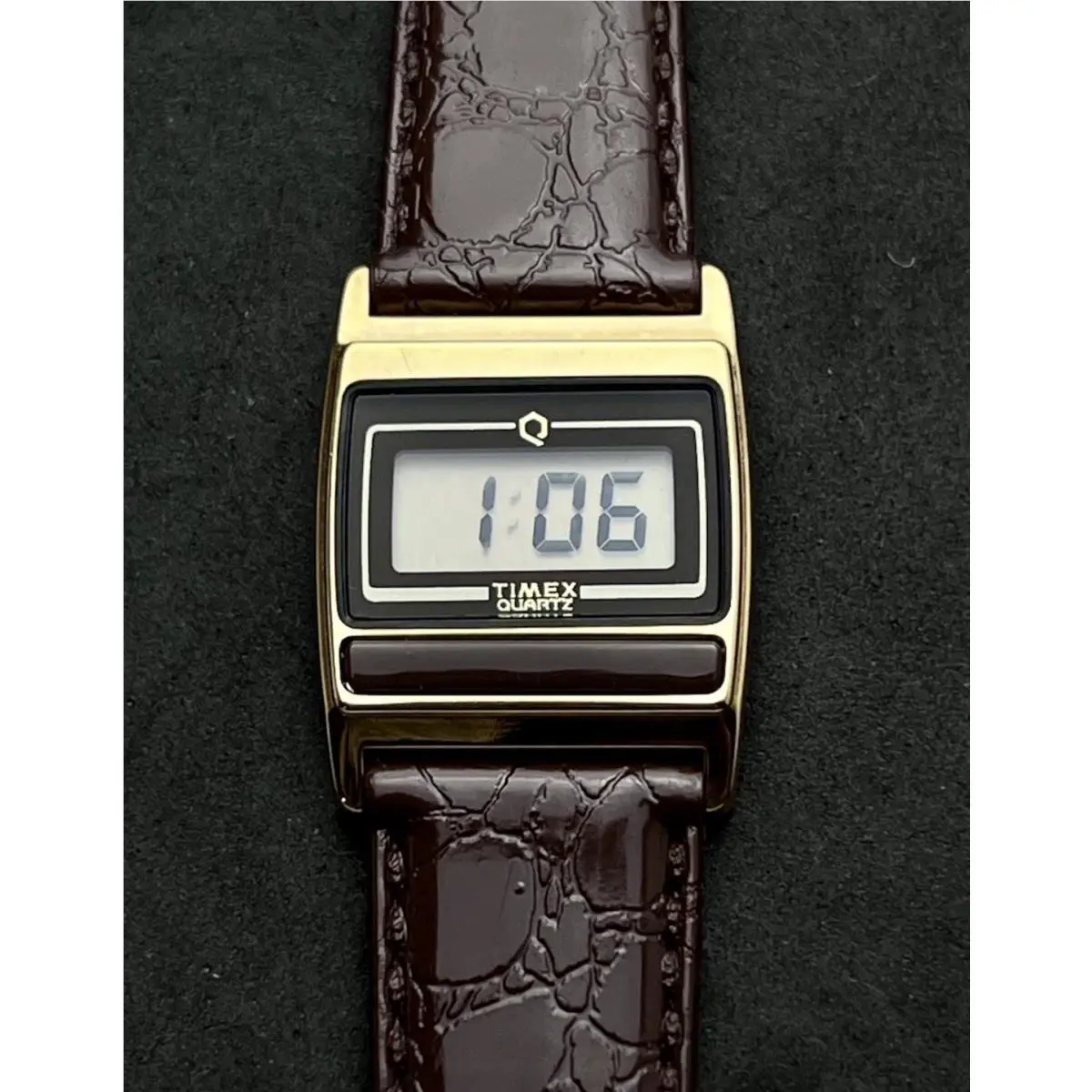 Vtg 1982 Timex Command Bar Women`s 30mm Digital Lcd Watch T Cell Gold Brown