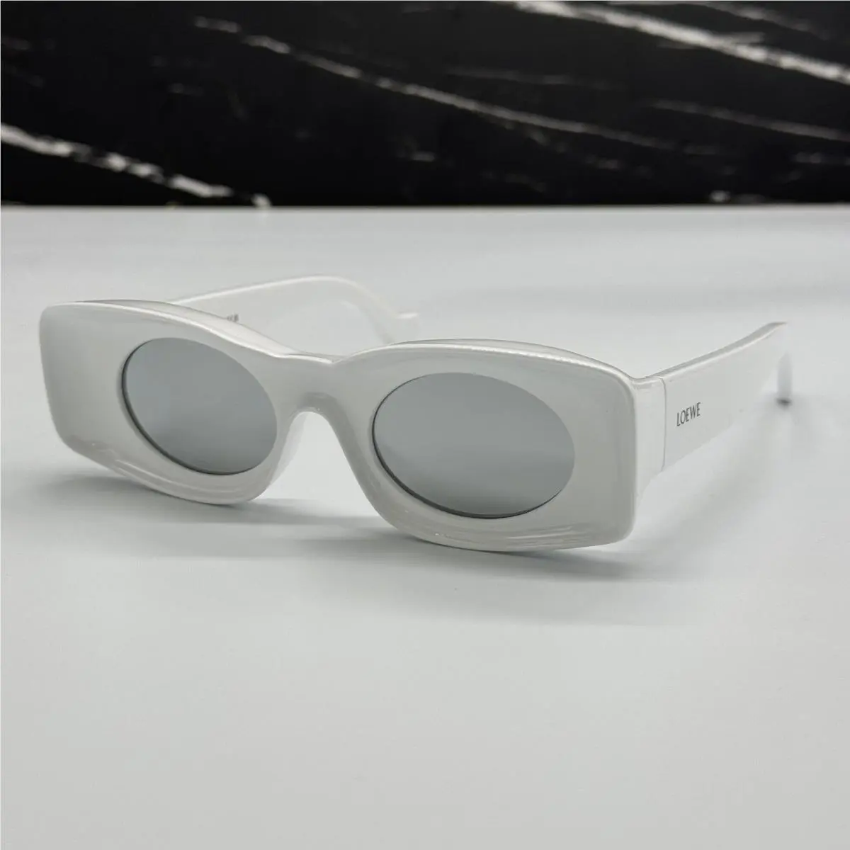 Loewe White Unisex Sunglasses Loewe LW40033I 21C